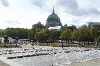Berlin, Almanya 'da su damlaları olan çeşme.