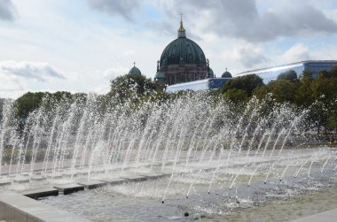 Berlin, Almanya 'da su damlaları olan çeşme.