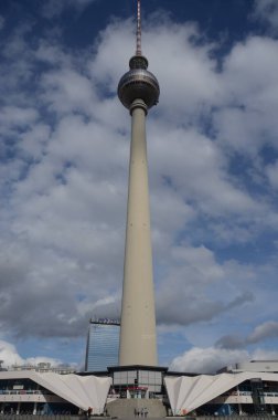 Berlin, Almanya 'daki Alexanderplatz' da bulunan TV kulesi.