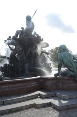 Berlin, Almanya 'da su damlaları olan çeşme.