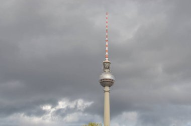 Berlin, Almanya 'daki Alexanderplatz' da bulunan TV kulesi.