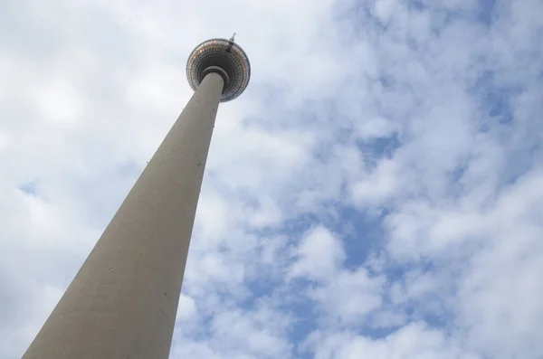 ドイツ ベルリンのアレキサンダー広場にあるテレビ塔 — ストック写真