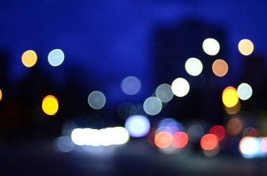 Gece ışıkları Bokeh ile bulanık arkaplan.