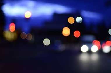 Gece ışıkları Bokeh ile bulanık arkaplan.