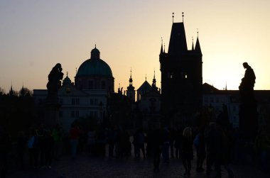 Charles Köprüsü, Çek Cumhuriyeti Prag 'daki Eski Şehir Köprüsü' ne açılıyor.