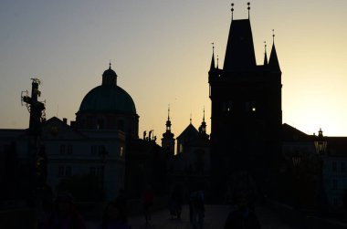 Charles Köprüsü, Çek Cumhuriyeti Prag 'daki Eski Şehir Köprüsü' ne açılıyor.