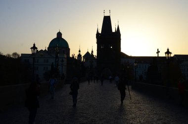 Charles Köprüsü, Çek Cumhuriyeti Prag 'daki Eski Şehir Köprüsü' ne açılıyor.