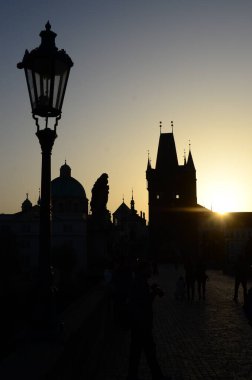 Charles Köprüsü, Çek Cumhuriyeti Prag 'daki Eski Şehir Köprüsü' ne açılıyor.