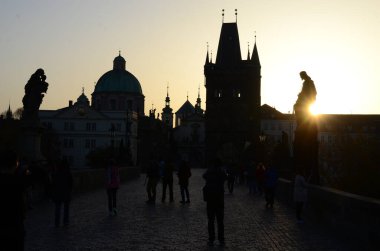 Charles Köprüsü, Çek Cumhuriyeti Prag 'daki Eski Şehir Köprüsü' ne açılıyor.