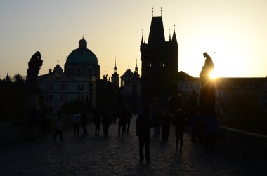 Charles Köprüsü, Çek Cumhuriyeti Prag 'daki Eski Şehir Köprüsü' ne açılıyor.