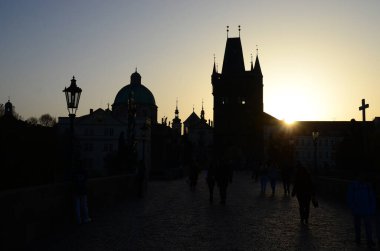 Charles Köprüsü, Çek Cumhuriyeti Prag 'daki Eski Şehir Köprüsü' ne açılıyor.