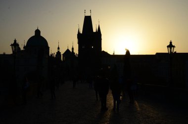 Charles Köprüsü, Çek Cumhuriyeti Prag 'daki Eski Şehir Köprüsü' ne açılıyor.