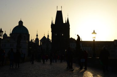 Charles Köprüsü, Çek Cumhuriyeti Prag 'daki Eski Şehir Köprüsü' ne açılıyor.