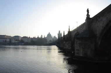 Charles Köprüsü, Çek Cumhuriyeti Prag 'daki Eski Şehir Köprüsü' ne açılıyor.