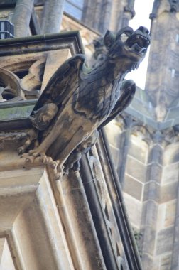 Gotik mimari detay Prag 'daki Saint Vitus Katedrali' nin gökyüzüne doğru yükseliyor.