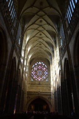 Prag 'ın Gotik mücevheri St. Vitus Katedrali Prag Kalesi' ndeki en ünlü kilisedir..