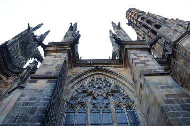 Gotik mimari detay Prag 'daki Saint Vitus Katedrali' nin gökyüzüne doğru yükseliyor.