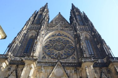 Gotik mimari detay Prag 'daki Saint Vitus Katedrali' nin gökyüzüne doğru yükseliyor.
