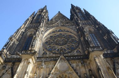 Gotik mimari detay Prag 'daki Saint Vitus Katedrali' nin gökyüzüne doğru yükseliyor.