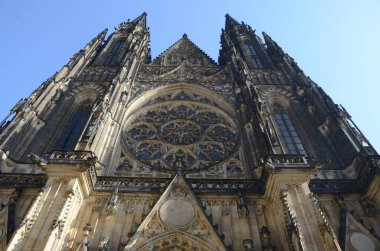 Gotik mimari detay Prag 'daki Saint Vitus Katedrali' nin gökyüzüne doğru yükseliyor.