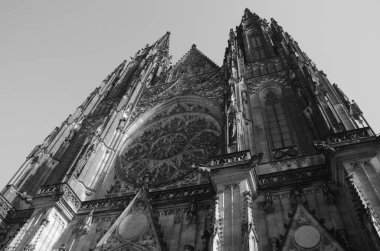 Gotik mimari detay Prag 'daki Saint Vitus Katedrali' nin gökyüzüne doğru yükseliyor.