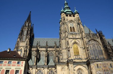 Gotik mimari detay Prag 'daki Saint Vitus Katedrali' nin gökyüzüne doğru yükseliyor.