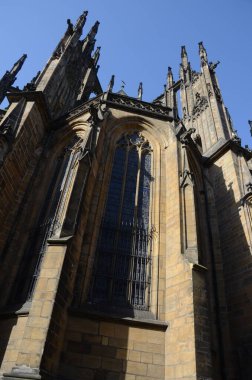 Gotik mimari detay Prag 'daki Saint Vitus Katedrali' nin gökyüzüne doğru yükseliyor.