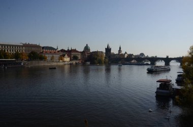 Prag manzarası nehir ve binalarıyla, Çek Cumhuriyeti