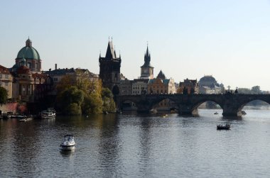 Prag manzarası nehir ve binalarıyla, Çek Cumhuriyeti