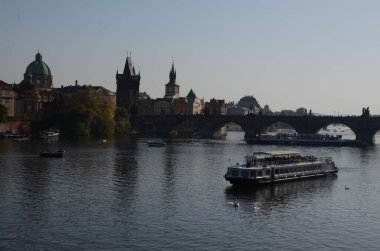 Prag manzarası nehir ve binalarıyla, Çek Cumhuriyeti
