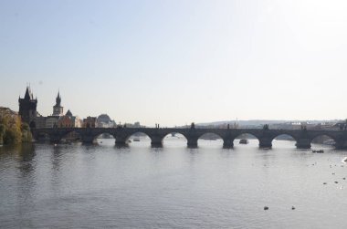 Prag manzarası nehir ve binalarıyla, Çek Cumhuriyeti