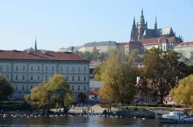 Prag manzarası nehir ve binalarıyla, Çek Cumhuriyeti