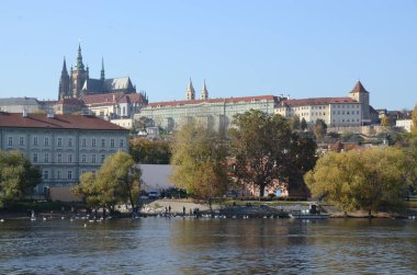 Prag manzarası nehir ve binalarıyla, Çek Cumhuriyeti