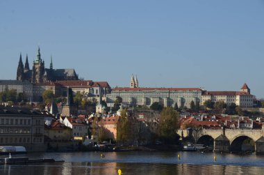 Prag manzarası nehir ve binalarıyla, Çek Cumhuriyeti