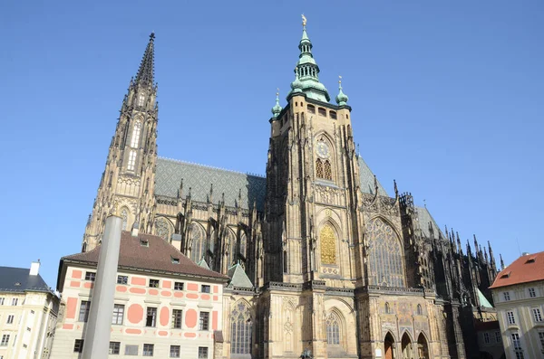 Detalhe Arquitetônico Gótico Elevando Para Céu Catedral São Vito Praga — Fotografia de Stock
