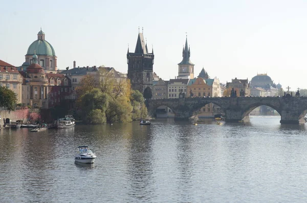 Widok Pragi Rzeką Budynkami Czechy — Zdjęcie stockowe