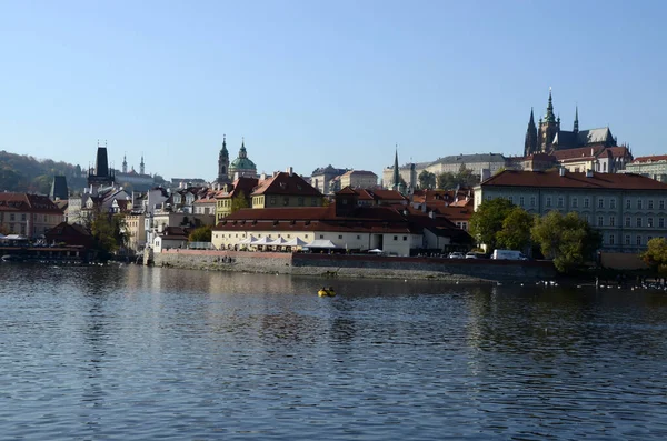 Utsikt Över Prag Med Dess Flod Och Byggnader Tjeckien — Stockfoto