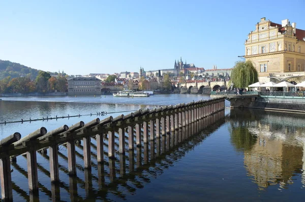 Widok Pragi Rzeką Budynkami Czechy — Zdjęcie stockowe