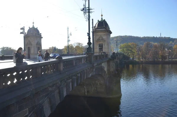 Prag Manzarası Nehir Binalarıyla Çek Cumhuriyeti — Stok fotoğraf