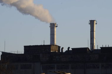 bacadan duman, endüstriyel arka plan.