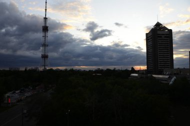 Kyiv, Ukrayna. Metal kule, radyo ve televizyon yayını için boru