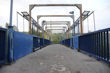 Şehirdeki paslı köprü.  