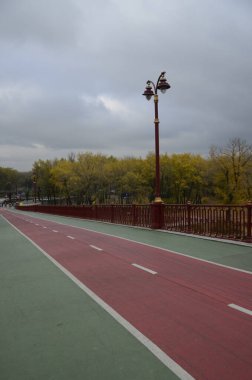 Dinyeper Nehri üzerindeki yaya köprüsü, Kiev 'in merkez bölümünü park alanı ve Trukhanovy Adası sahillerine bağlıyor.