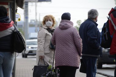 Kyiv, Ukrayna. şehir atmosferi kavramı, sokakta yürüyen insanlar. 