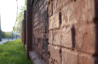 Şehirdeki eski tuğla duvar