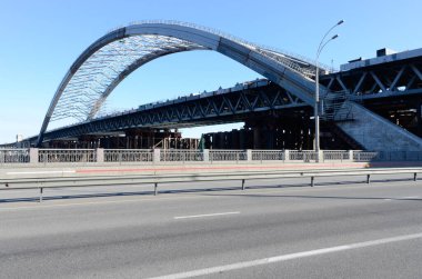 Ukrayna 'nın Kyiv şehrinin sokak manzarası. Boş yol