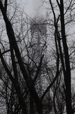 Kyiv, Ukrayna. Metal kule, radyo ve televizyon yayını için boru