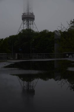 Kyiv, Ukrayna. Metal kule, radyo ve televizyon yayını için boru