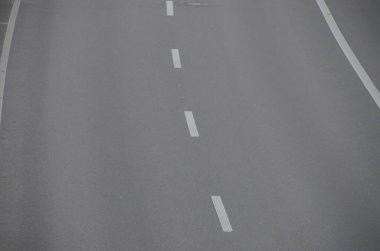 Bir sürü beyaz çizgi yolu var. 