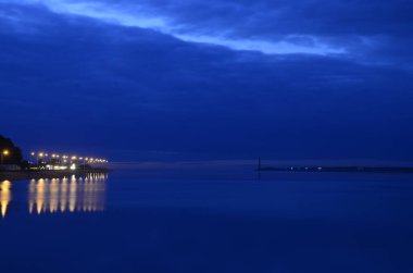 Denizin üzerinde güzel bir gün batımı